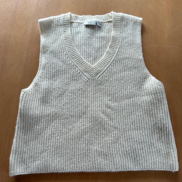 Tank tops 🤍 - Picture 2 of 4